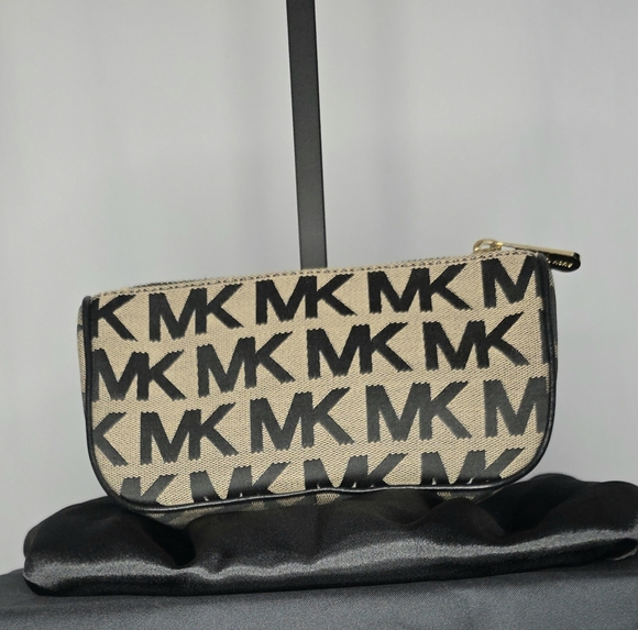 Michael Kors signature logo-print pouch - Picture 3 of 5